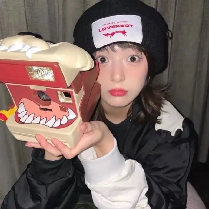三人之间